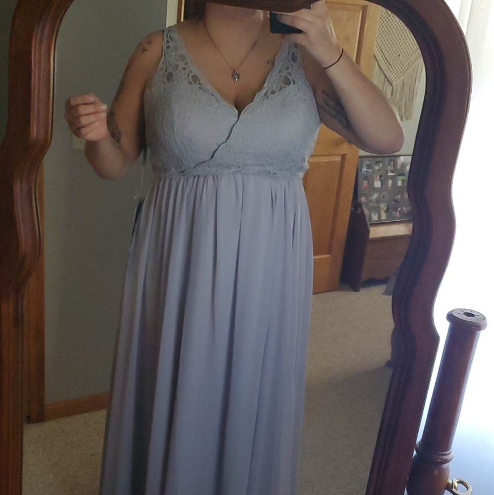 Elegant Bridesmaid Dress Featuring a V-Neck, Lace Bodice